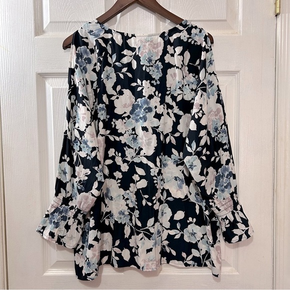 J.Jill Long Sleeve Women's Blouse Cold Shoulder Ruffle Cuff Blue Floral Size XL - Picture 2 of 7